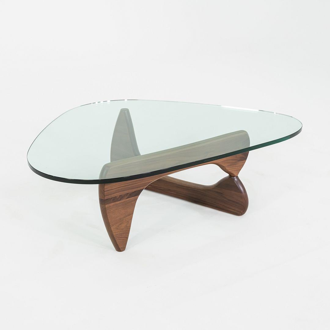 2010er Isamu Noguchi für Herman Miller IN-50 Couchtisch aus Nussbaum im Zustand „Gut“ im Angebot in Philadelphia, PA