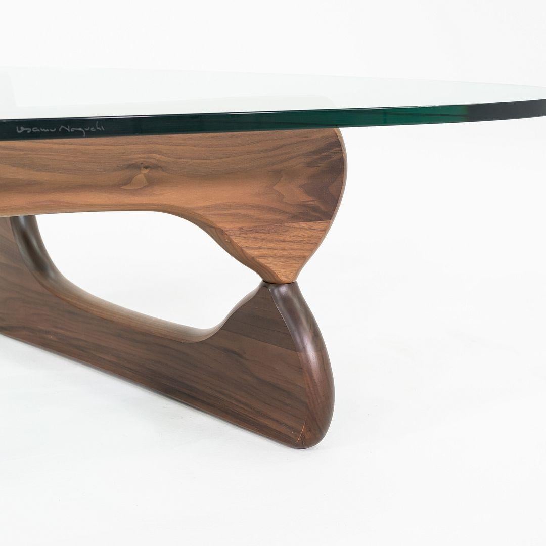 2010er Isamu Noguchi für Herman Miller IN-50 Couchtisch aus Nussbaum im Angebot 2
