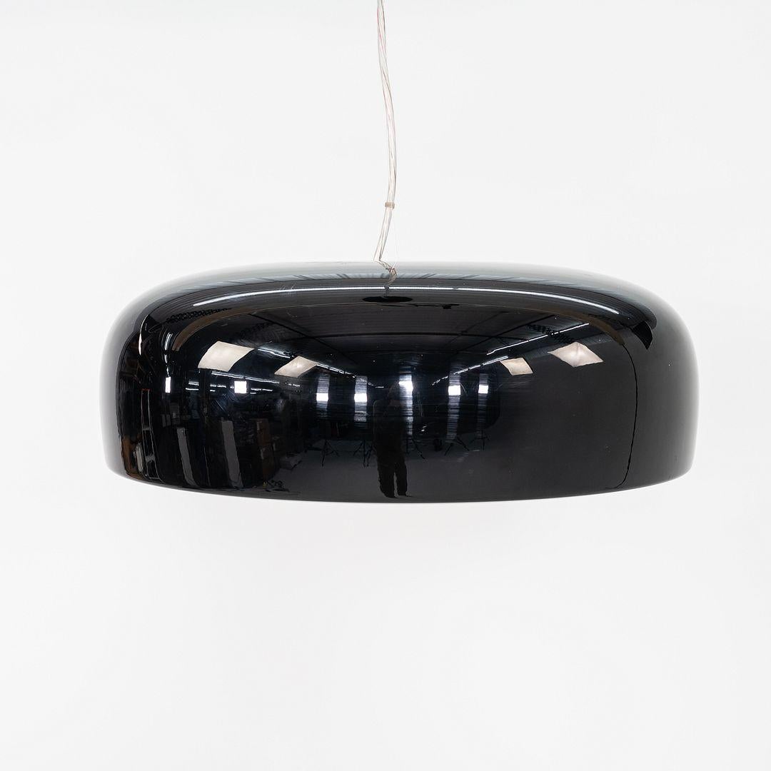 Il s'agit d'une lampe à suspension Smithfield, conçue à l'origine par Jasper Morrison pour Flos en 2009. Ces exemplaires ont été produits en Italie dans les années 2010. Chaque lampe est dotée d'un abat-jour en aluminium élégant et légèrement