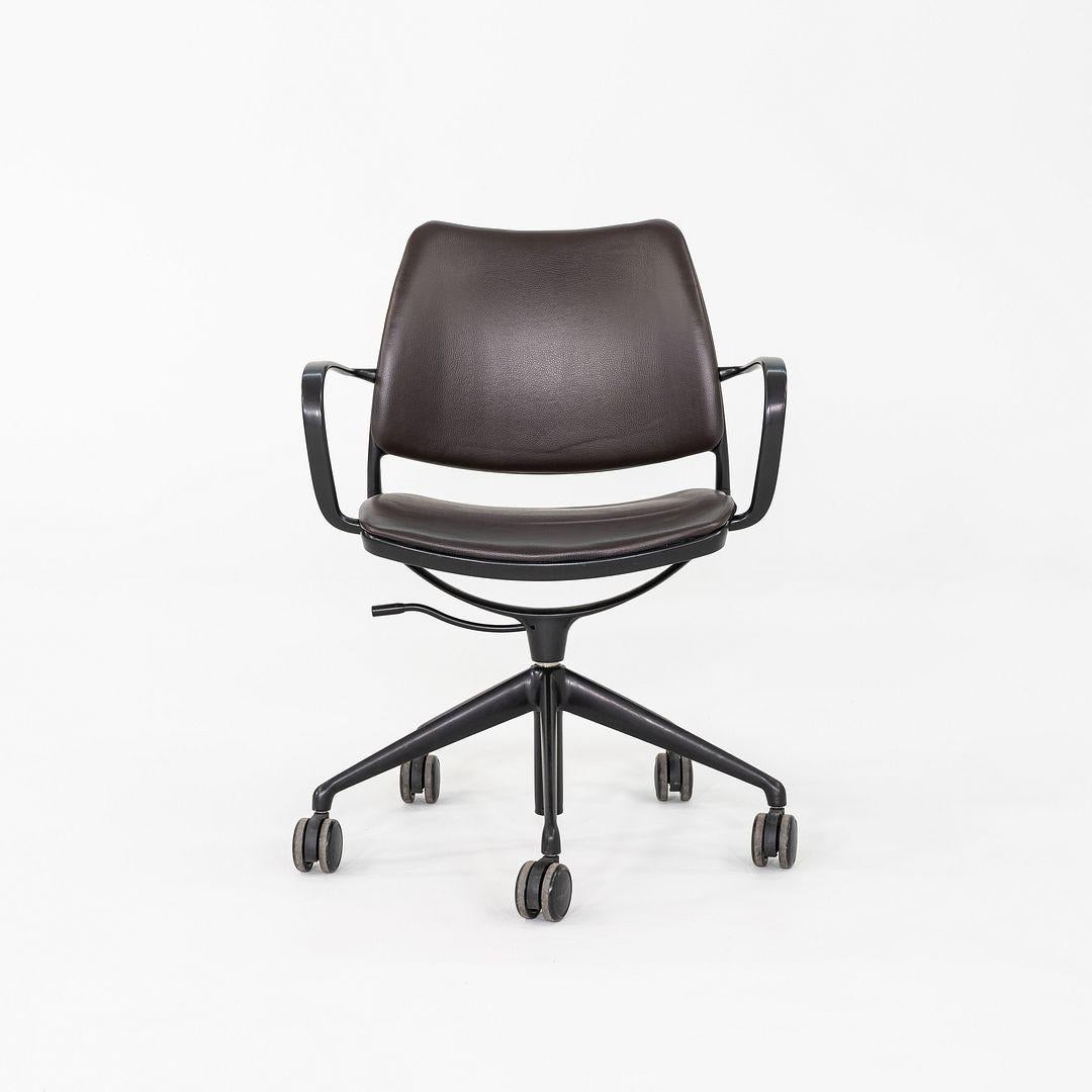 Die Gas Desk Chairs wurden ursprünglich von Jesus Gasca für STUA im Jahr 1999 entworfen. Diese Exemplare wurden in den 2010er Jahren in Spanien hergestellt. Sie bestehen aus einem Fünf-Sterne-Aluminiumgestell und mit schwarzem Leder gepolsterten