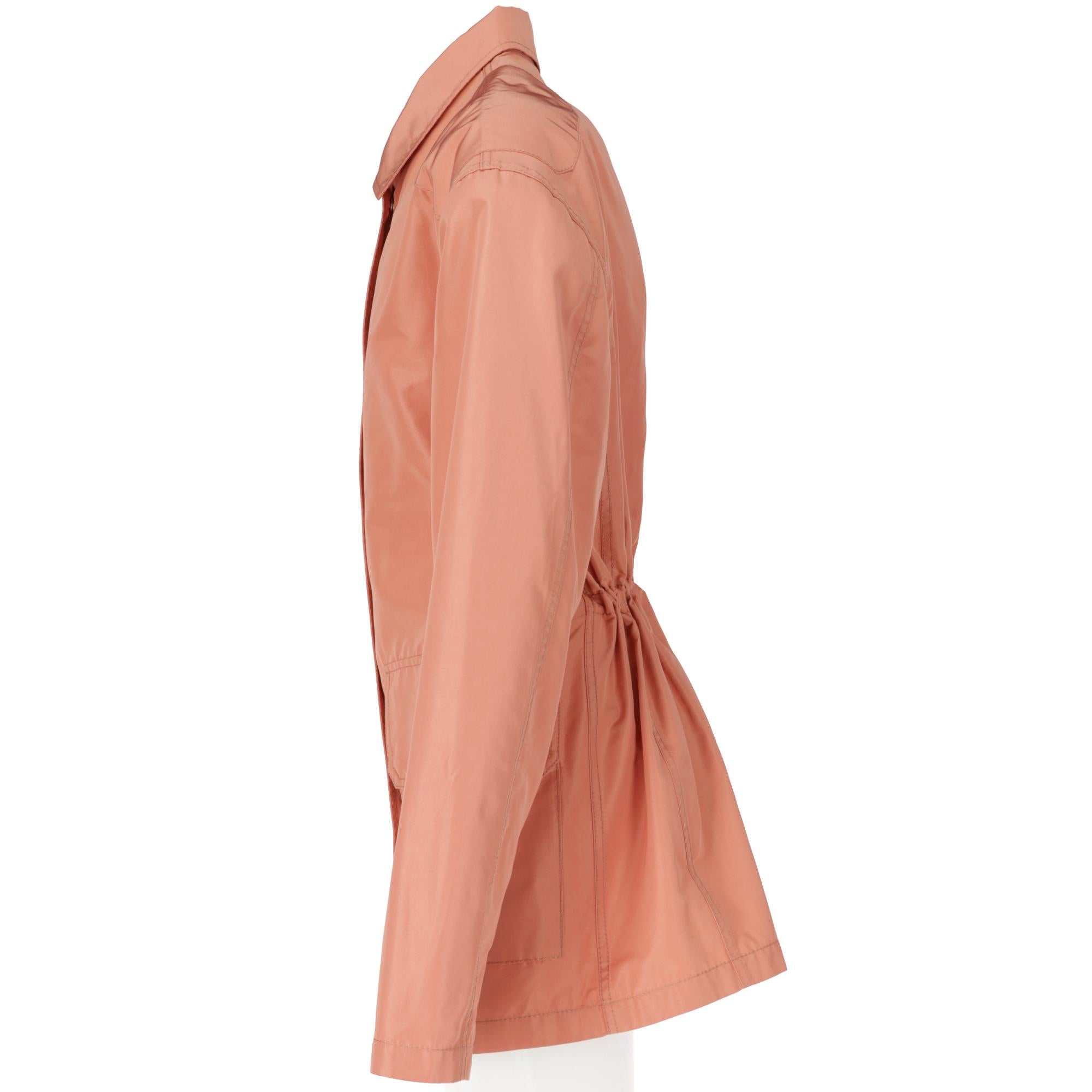 Jil Sander pink silk jacket with classic collar, front fastening with snap buttons, drawstring waist on the back, long sleeves, wide padded shoulder and patch pockets with flap and snap buttons.
Year: 2017

Made in Italy

Size: 34 EU

Linear