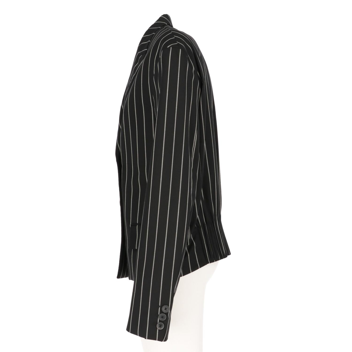 Jil Sander black pinstripe wool blend double-breasted blazer. Classic lapel collar and front buttons. Long sleeves, faux flap pockets and back elastic band.
Years: 2017

Made in Italy

Size: 34 IT

Flat measurements

Height: 67 cm
Bust: 50