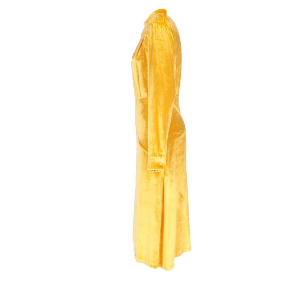 Jil Sander yellow velvet midi dress. Stand-up collar, long sleeves with buttoned cuffs, insert with decorative pleats, hook and zip fastening on the back. Skirt with decorative diagonal seams.

Years: 2010s
Made in Italy

Size: 34 FR
Flat