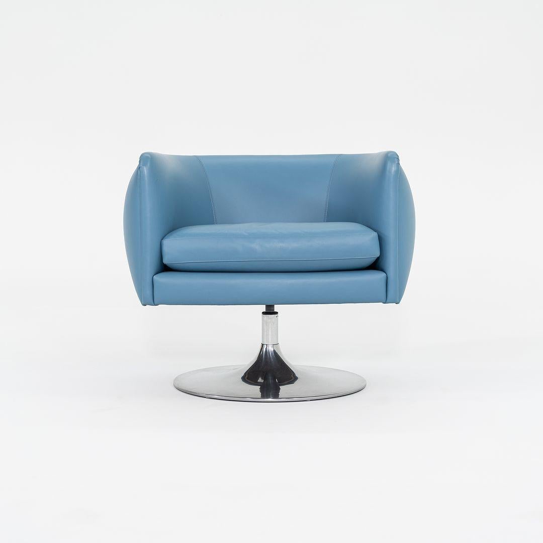 Questa è una sedia girevole D'ÄôUrso, modello 2165, disegnata inizialmente da Joe D'ÄôUrso per Knoll nel 2008. Il prezzo indicato comprende una sedia e abbiamo diverse sedie D'ÄôUrso disponibili per l'acquisto in questo colore. Questi esemplari sono