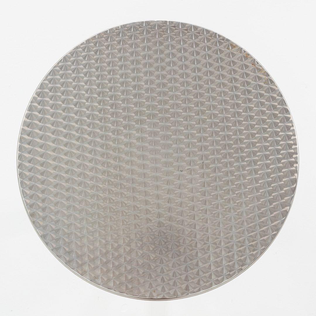 2010s Jorge Pensi for Knoll & AMAT3 Table de café / salle à manger en aluminium 23 pouces en vente 4