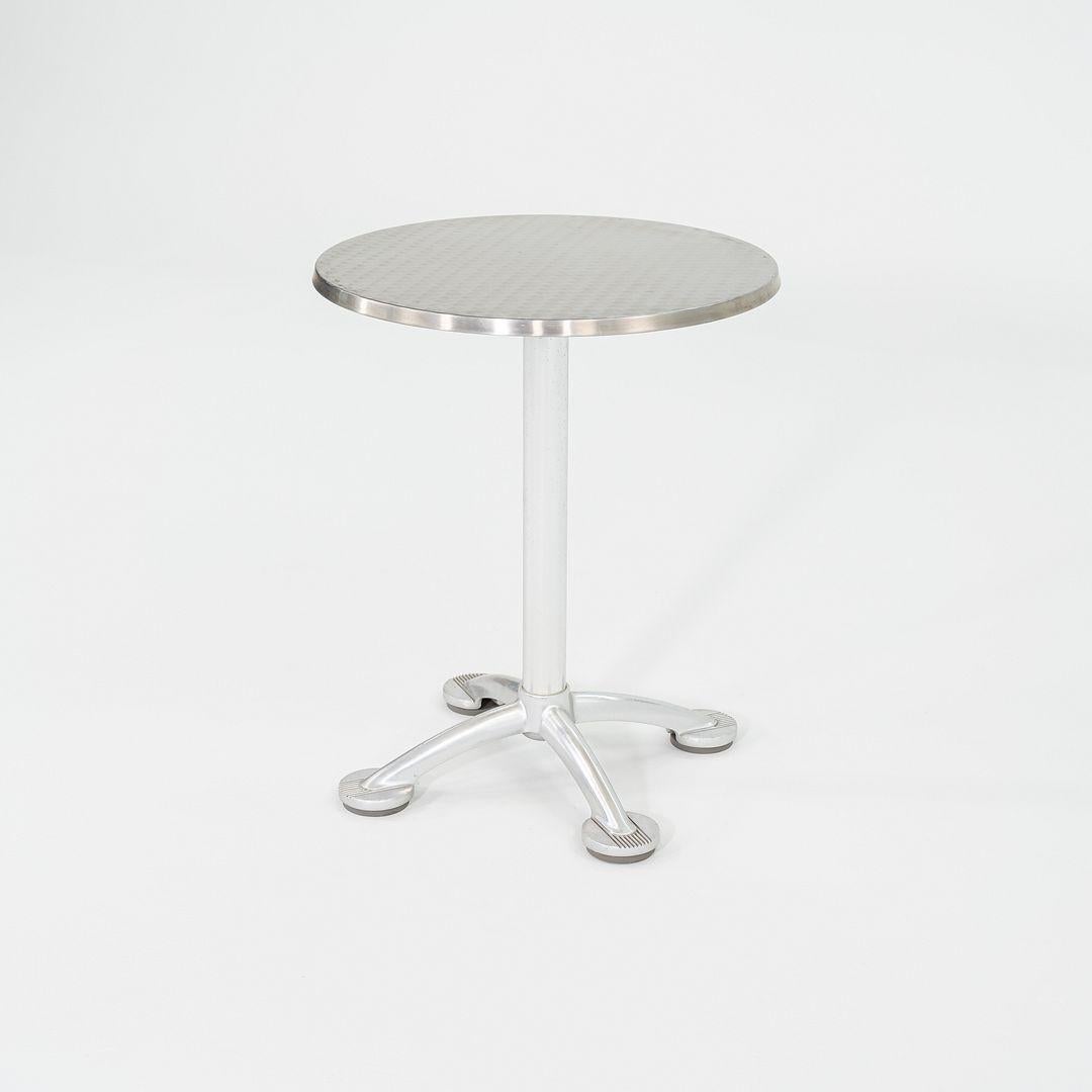 Il s'agit de tables de cafés et de salles à manger en aluminium, conçues à l'origine par Jorge Pensi pour Knoll et AMAT3 en 1988. Cet exemple particulier a été produit en Espagne dans les années 2010. La table est en fonte d'aluminium avec une