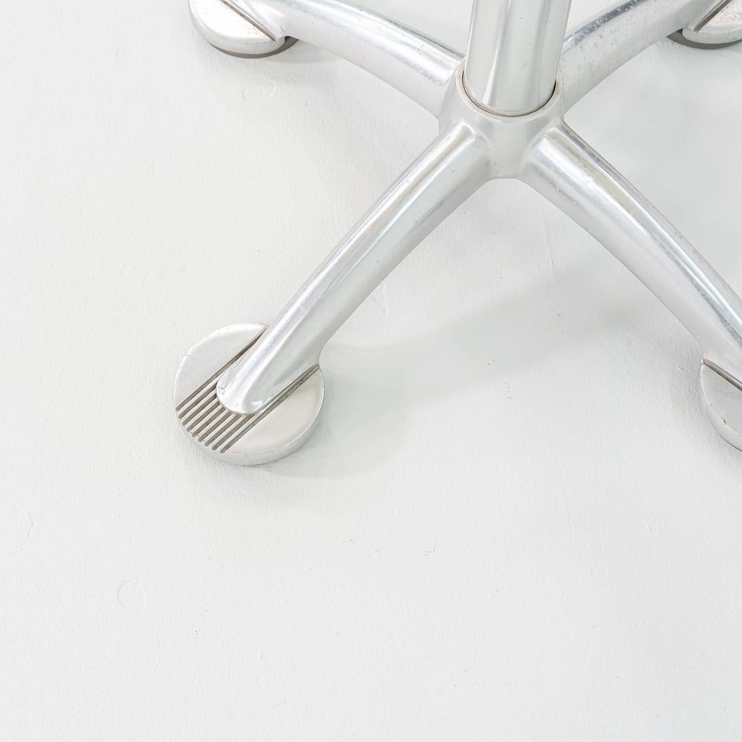 Aluminium 2010s Jorge Pensi for Knoll & AMAT3 Table de café / salle à manger en aluminium 23 pouces en vente