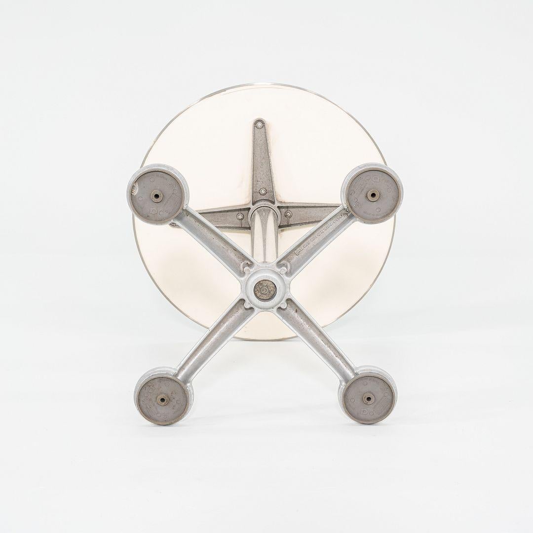 2010s Jorge Pensi for Knoll & AMAT3 Table de café / salle à manger en aluminium 23 pouces en vente 1