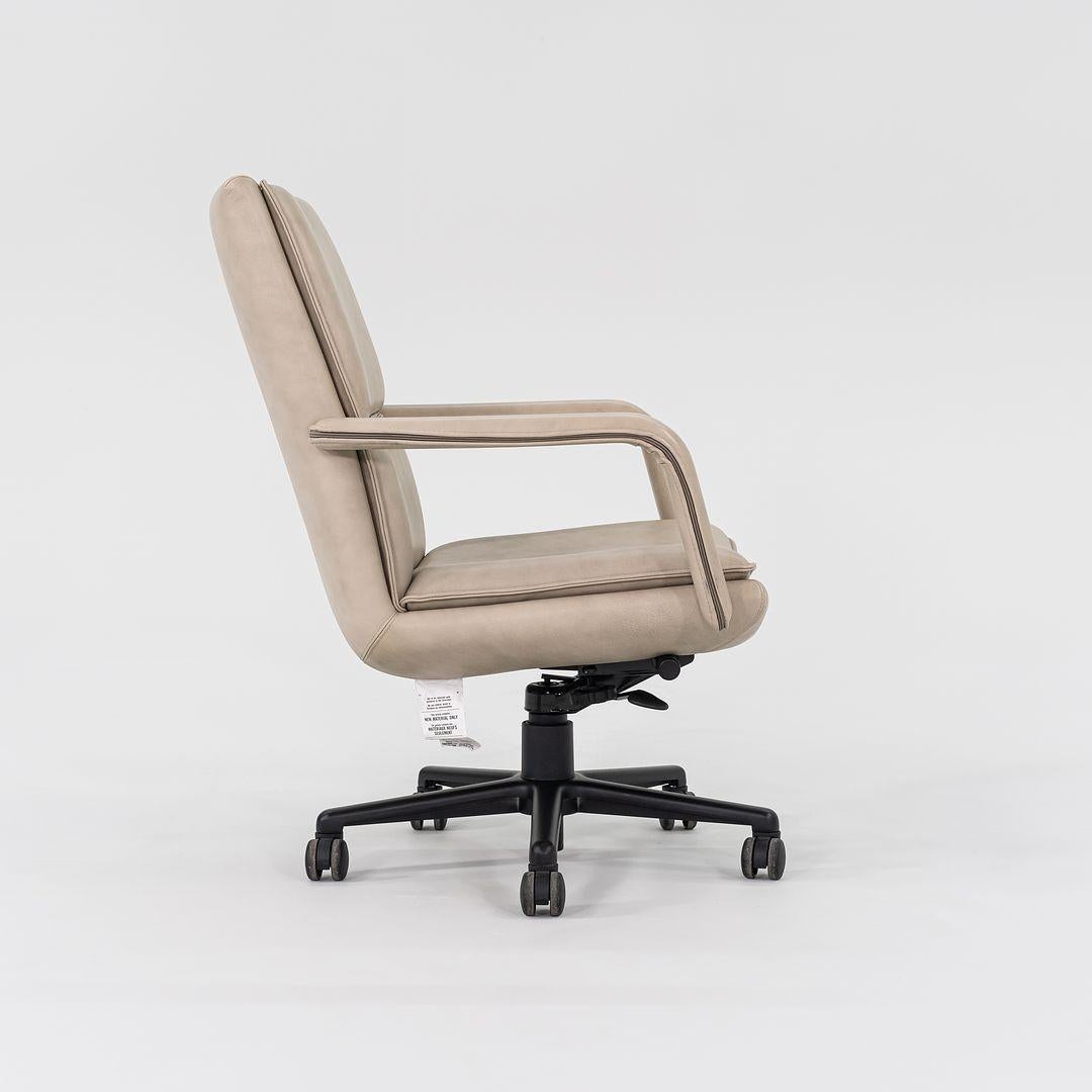 2010er Keilhauer Elite 597 Schreibtischstuhl aus ecrufarbenem gestepptem Leder mitneutem Untergestell (Moderne) im Angebot