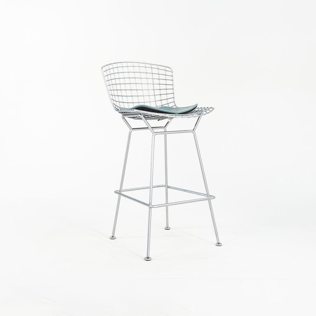 2010s Knoll Bertoia Bar Stools in Satin Chrome with Blue Seats (Tabourets de bar en chrome satiné avec sièges bleus) en vente 4