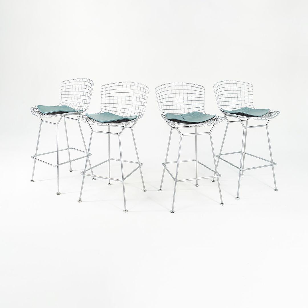 Il s'agit d'un tabouret de bar classique de Bertoia, modèle 428C, conçu en 1952 par Harry Bertoia pour Knoll International. Ces exemples particuliers datent du milieu des années 2010. Le prix indiqué comprend un tabouret de bar, mais nous avons