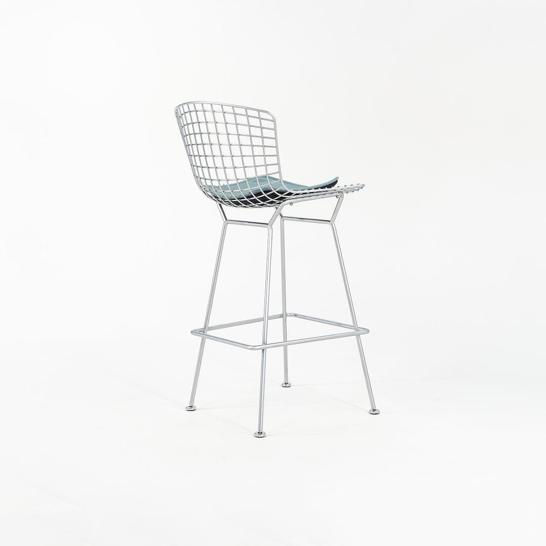 Moderne 2010s Knoll Bertoia Bar Stools in Satin Chrome with Blue Seats (Tabourets de bar en chrome satiné avec sièges bleus) en vente