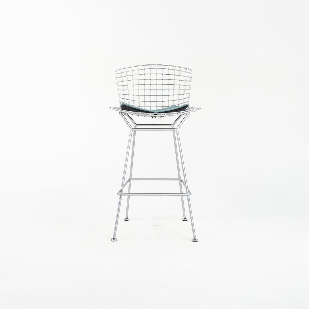 Américain 2010s Knoll Bertoia Bar Stools in Satin Chrome with Blue Seats (Tabourets de bar en chrome satiné avec sièges bleus) en vente