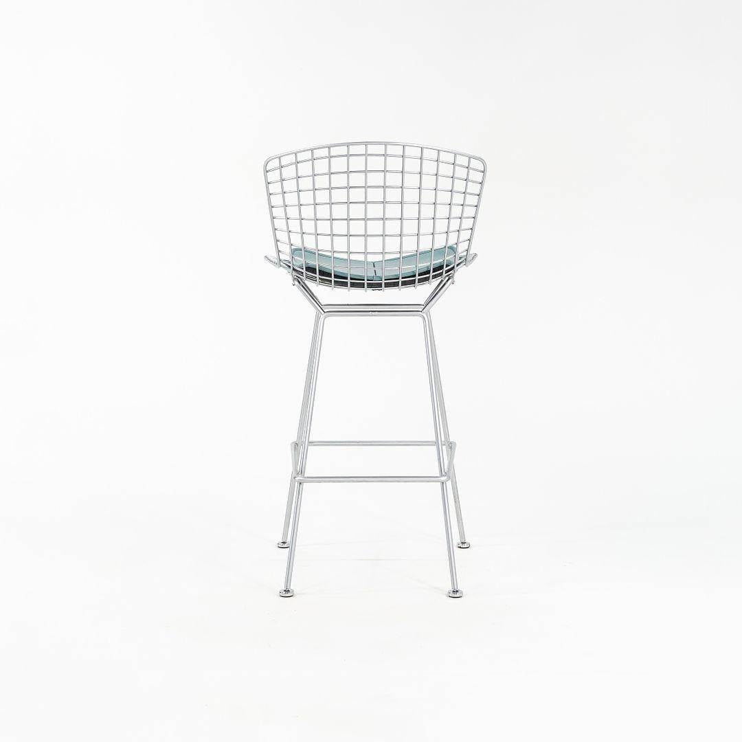 2010s Knoll Bertoia Bar Stools in Satin Chrome with Blue Seats (Tabourets de bar en chrome satiné avec sièges bleus) Bon état - En vente à Philadelphia, PA