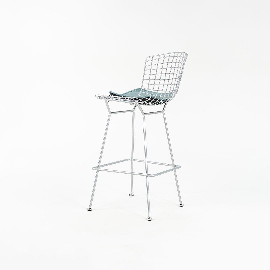 XXIe siècle et contemporain 2010s Knoll Bertoia Bar Stools in Satin Chrome with Blue Seats (Tabourets de bar en chrome satiné avec sièges bleus) en vente