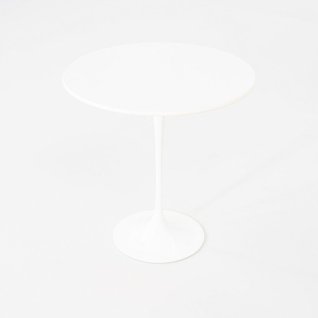 Dies ist ein Tulip Beistelltisch, der 1956 von Eero Saarinen für Knoll entworfen wurde. Dieses Exemplar wurde in den 2010er Jahren von Knoll in den USA hergestellt. Der Tisch besteht aus einem Aluminiumgestell und einer weißen Laminatplatte. 

Der