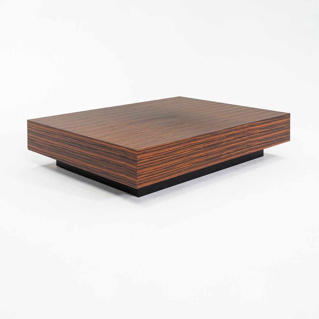Il s'agit d'une table basse surdimensionnée en palissandre de Santos, conçue sur mesure. La table a été conçue et produite dans les années 2010. Il est doté d'un socle simple et repose au ras du sol, ce qui lui confère un aspect moderne et