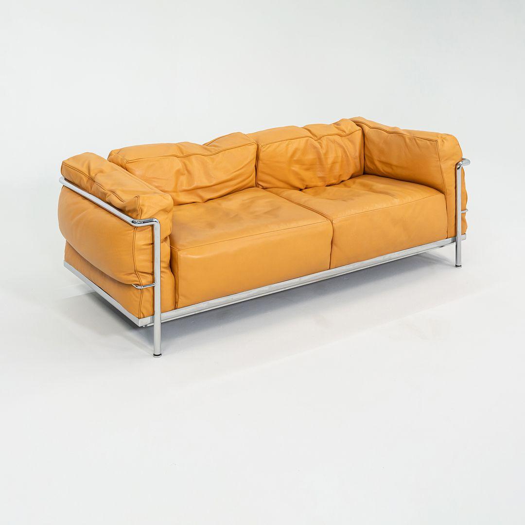 Questo è un divano a due posti Le Corbusier LC3, originariamente progettato da Le Corbusier, Pierre Jeanneret, e Charlotte Perriand nel 1928. Questo particolare esemplare è stato prodotto da Cassina in Italia negli anni 2010. Il divano è composto da