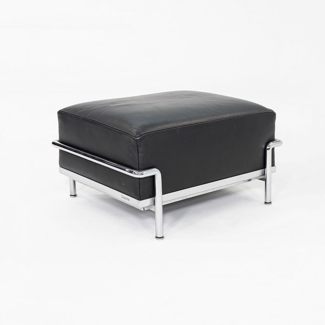 Si tratta di un pouf LC2, originariamente progettato da Le Corbusier, Jeanneret e Charlotte Perriand nel 1928. Questo esemplare risale agli anni 2010 ed è stato prodotto in Italia da Cassina. Il pouf presenta una struttura in acciaio tubolare