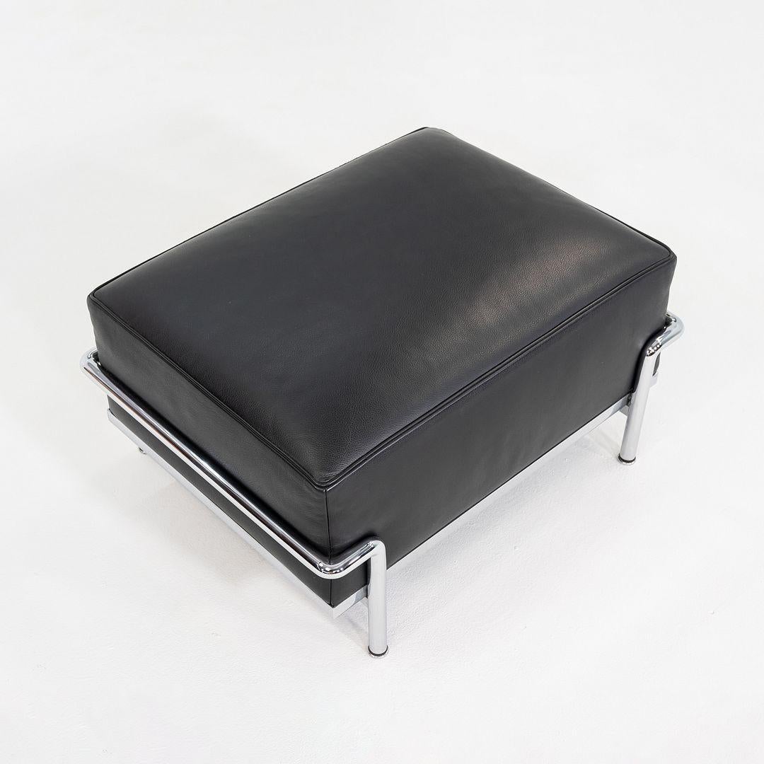 XXI secolo e contemporaneo Ottomana Le Corbusier, Jeanneret, Perriand per Cassina LC2 in pelle nera, anni 2010 in vendita
