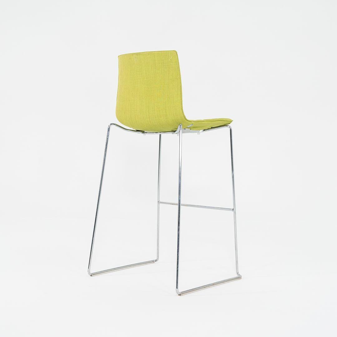 Acier 2010s Lievore Altherr Molina Arper Tabouret de bar 46 en tissu vert 3x Avail en vente