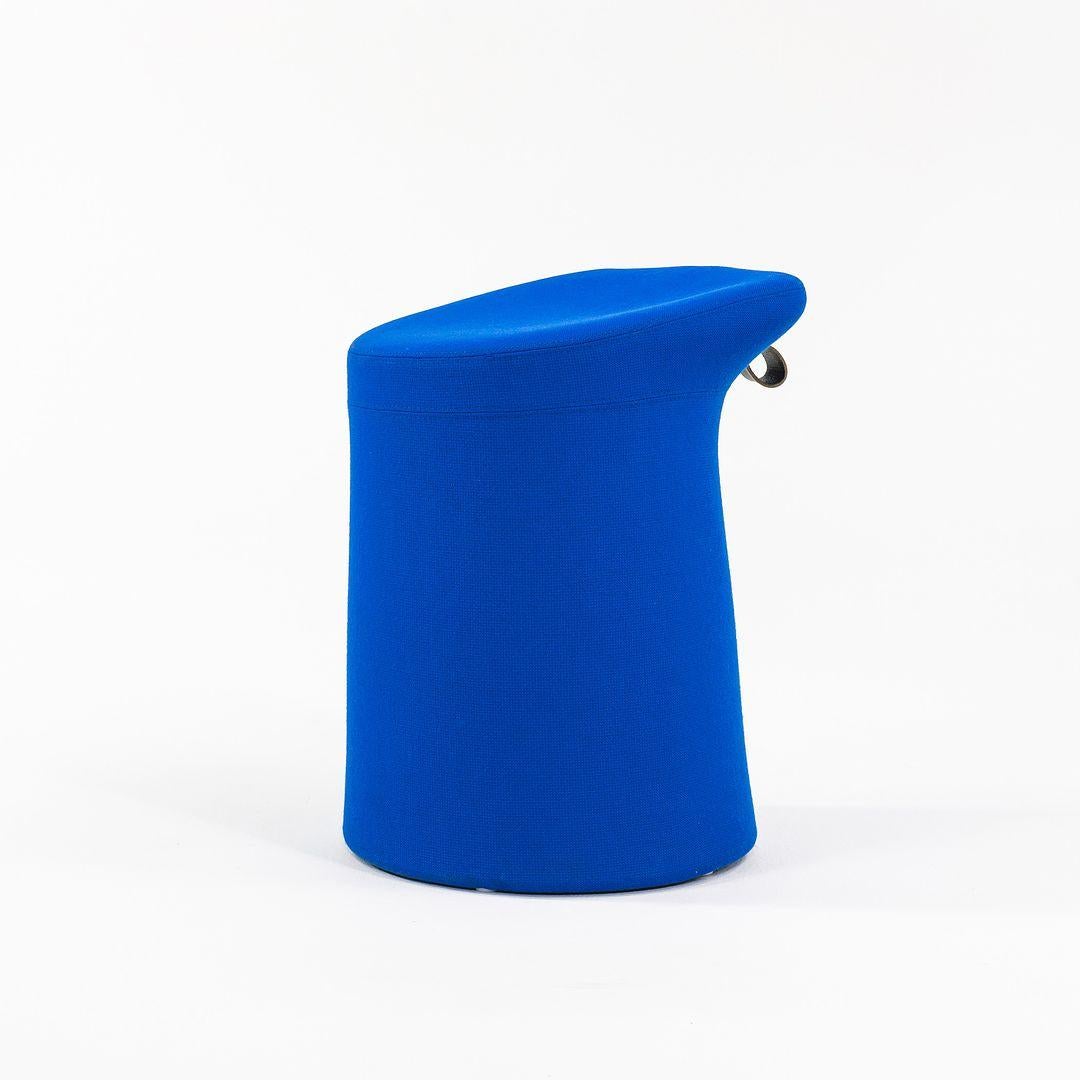 Il s'agit d'un tabouret Lilla, édition 2.0, conçu à l'origine par Patrick Norguet en 2006. La pièce a été conçue à Paris et fabriquée par Artifort aux Pays-Bas. Ces exemples datent des années 2010. Le prix indiqué comprend un tabouret, mais nous en