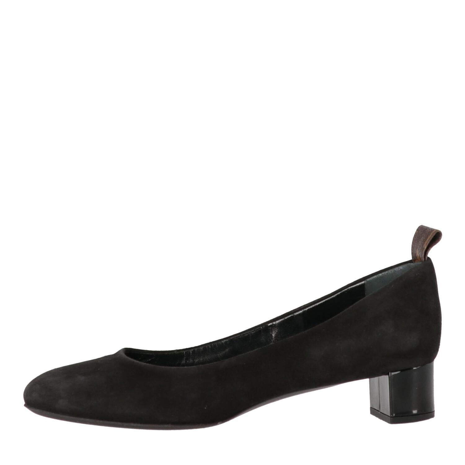 A.N.G.E.L.O. Vintage - ITALY
Louis Vuitton black suede heeled ballet flats with logoed leather back pull and round toe.

The item shows light signs of wear, as shown in the pictures.

Years: 2010s

Made in Italy

Size: 38 EU

Heels: 3.5 cm
Insole: