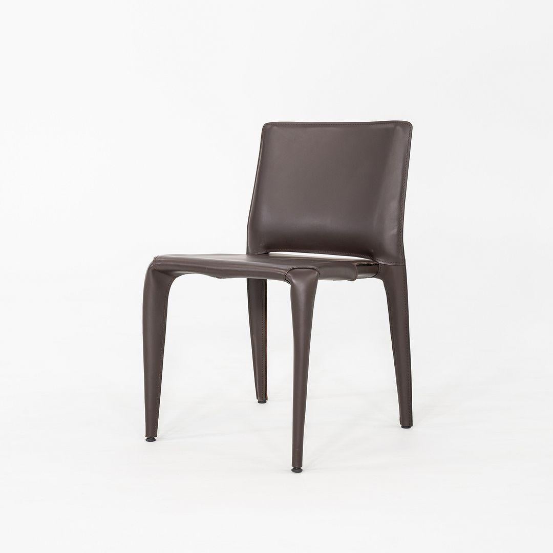 Se trata de 422 sillas de comedor Bull, diseñadas originalmente por Mario Bellini para Cassina en 2008. Estos ejemplares en concreto se fabricaron en la década de 2010. Su diseño presenta una estructura de acero totalmente tapizada en piel marrón.