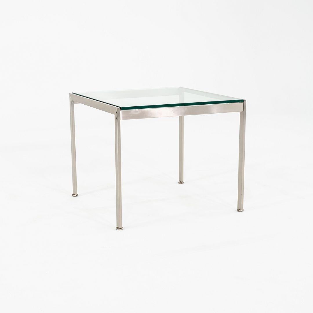 Moderne Table d'appoint carrée en métal des années 2010 avec plateau en verre par Geiger 24x24x20 en vente