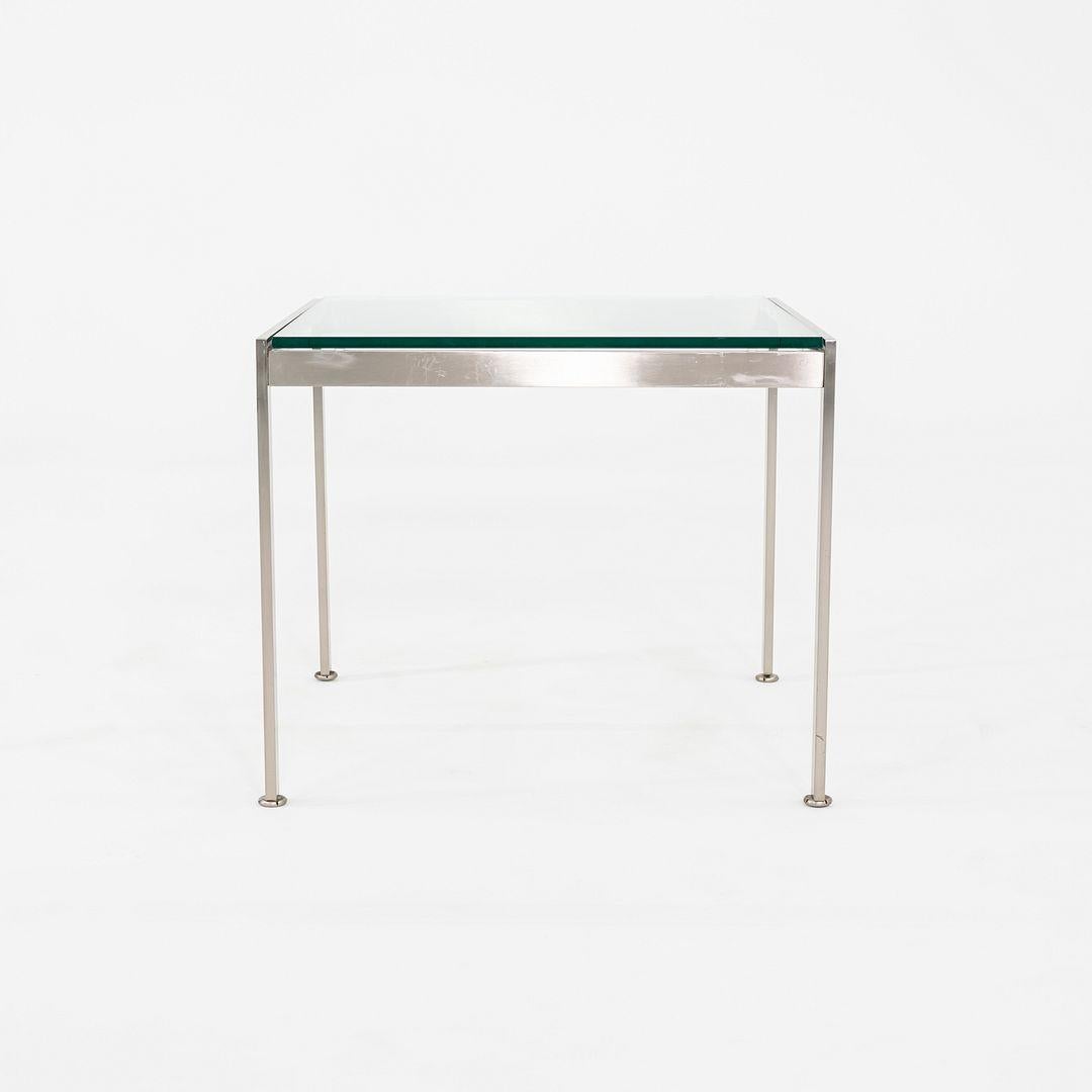Américain Table d'appoint carrée en métal des années 2010 avec plateau en verre par Geiger 24x24x20 en vente