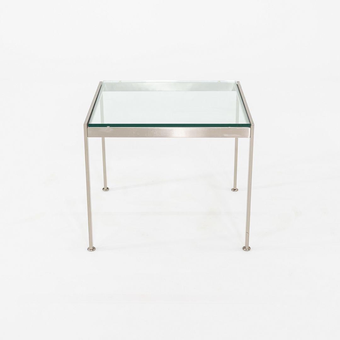 Table d'appoint carrée en métal des années 2010 avec plateau en verre par Geiger 24x24x20 Bon état - En vente à Philadelphia, PA