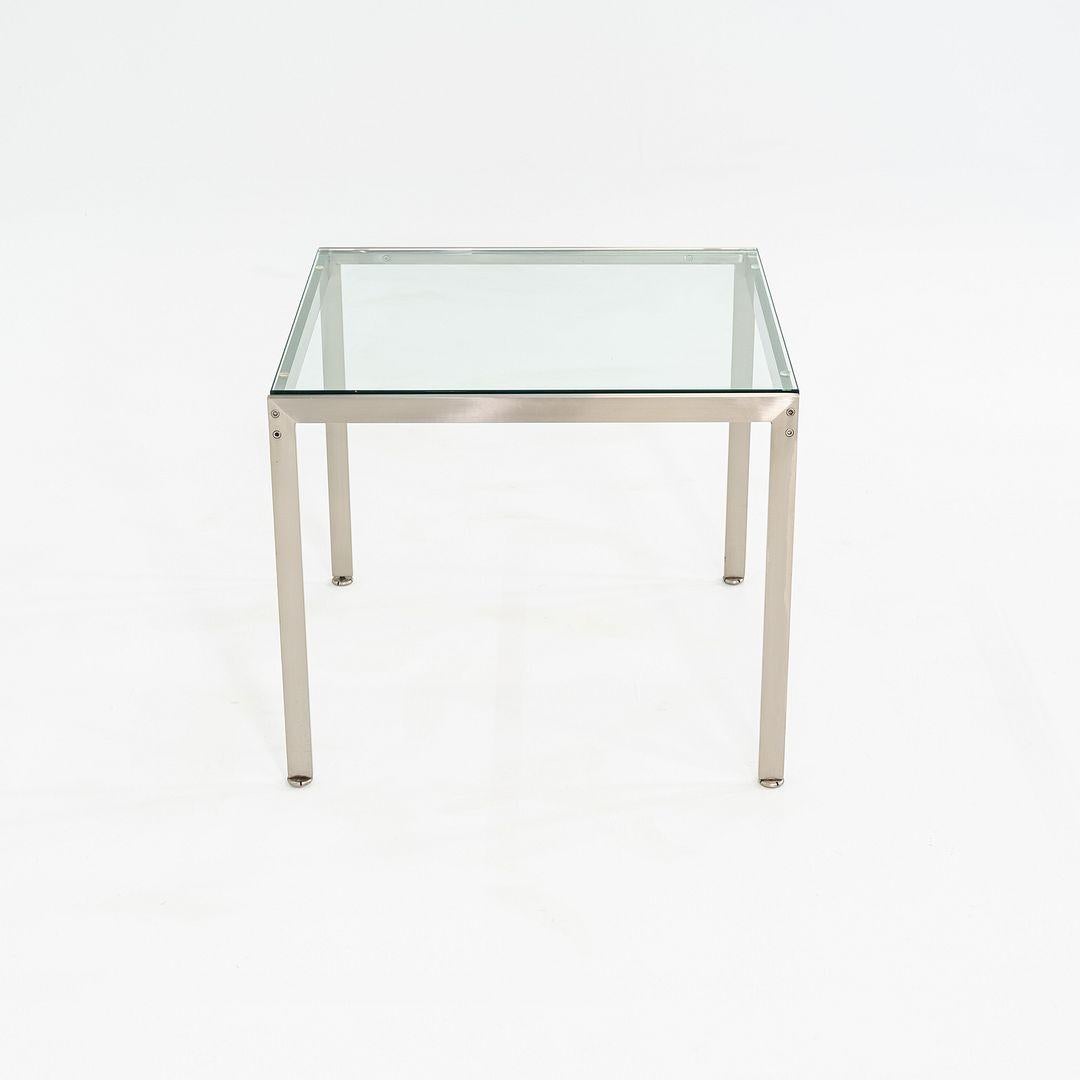 XXIe siècle et contemporain Table d'appoint carrée en métal des années 2010 avec plateau en verre par Geiger 24x24x20 en vente