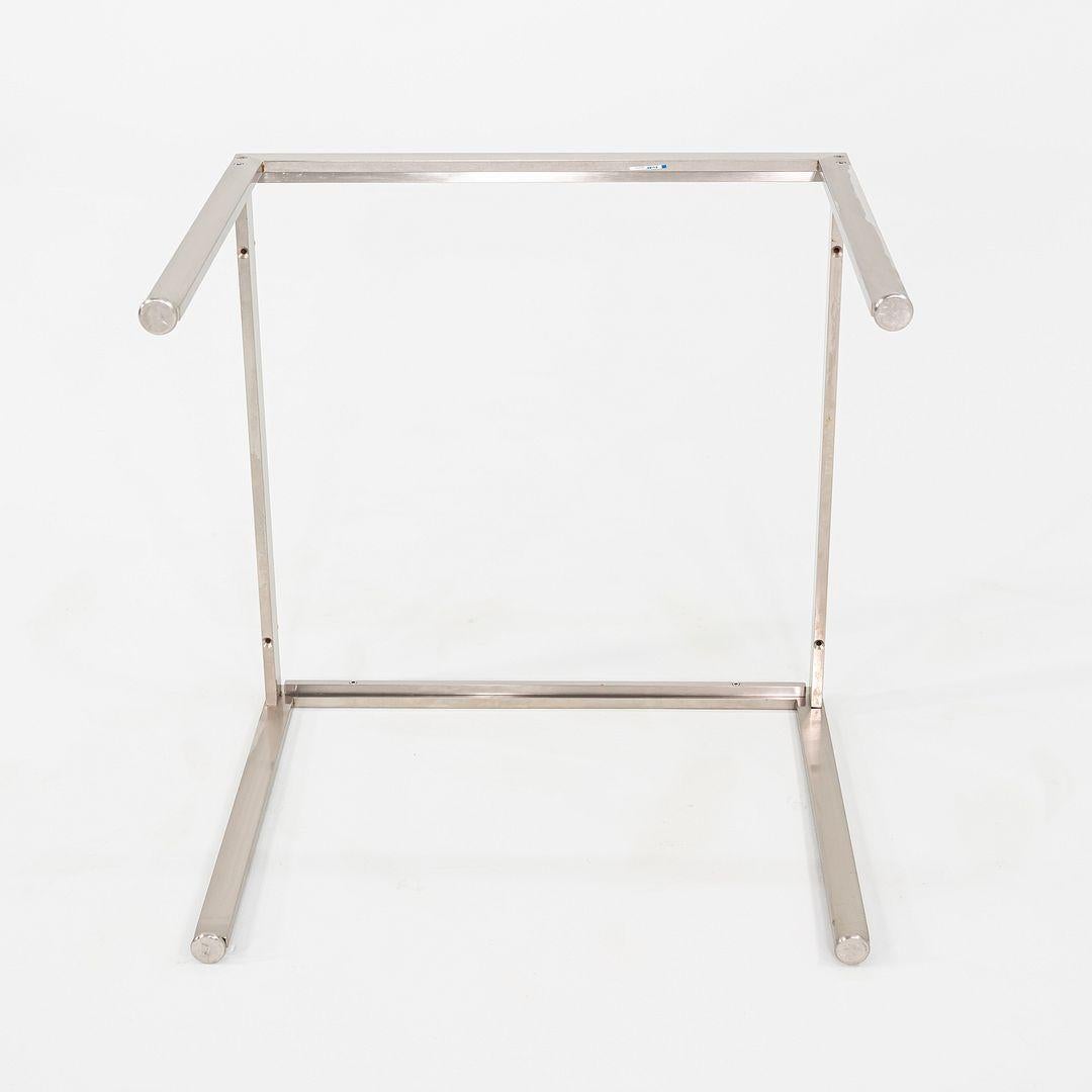 Métal Table d'appoint carrée en métal des années 2010 avec plateau en verre par Geiger 24x24x20 en vente