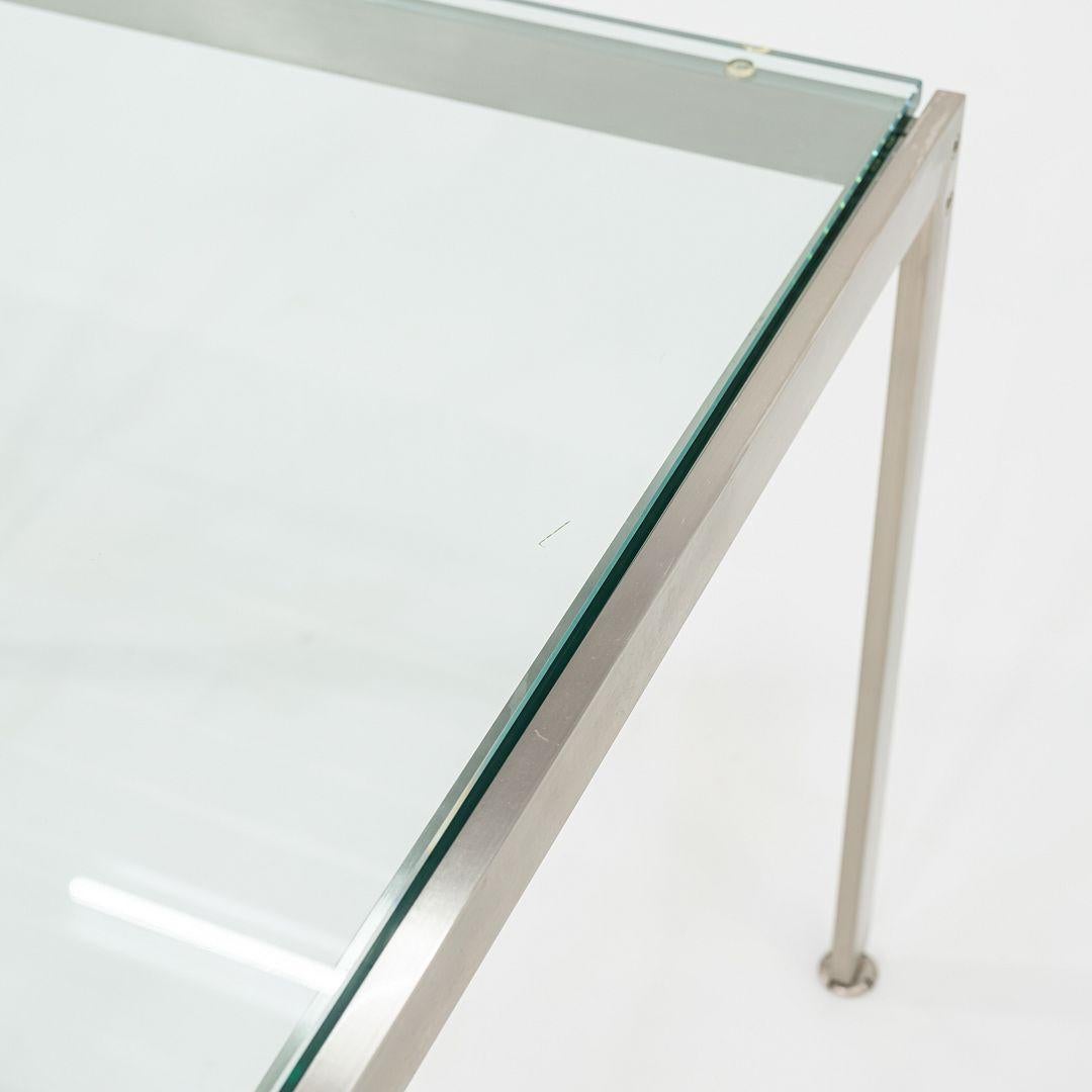 Table d'appoint carrée en métal des années 2010 avec plateau en verre par Geiger 24x24x20 en vente 2
