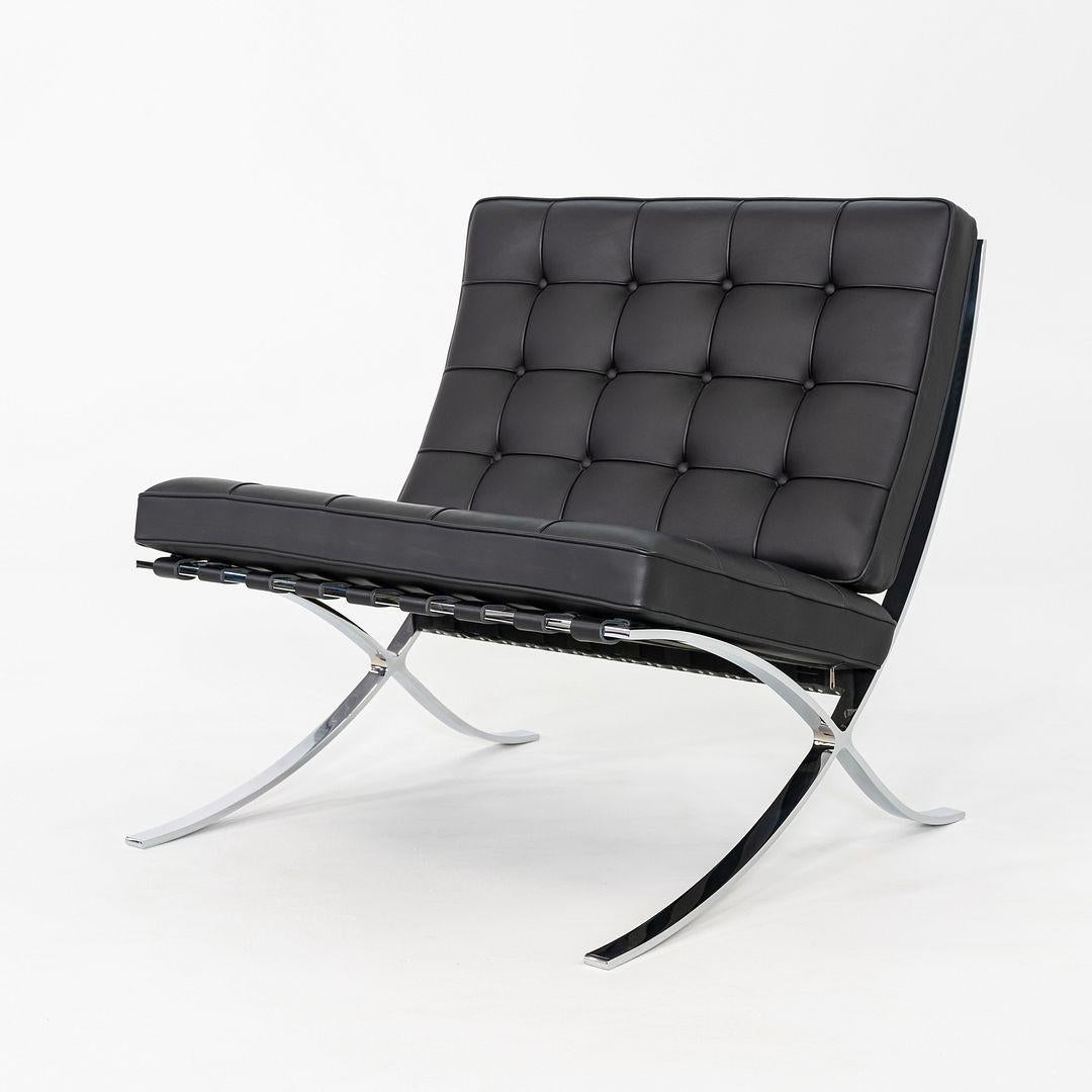 Dies ist ein Barcelona Lounge Chair und Ottoman, ursprünglich entworfen von Lilly Reich und Mies van der Rohe im Jahr 1929. Dieses Exemplar wurde in den 2010er Jahren von Knoll in den USA hergestellt. Die Gestelle sind aus verchromtem Stahl, die