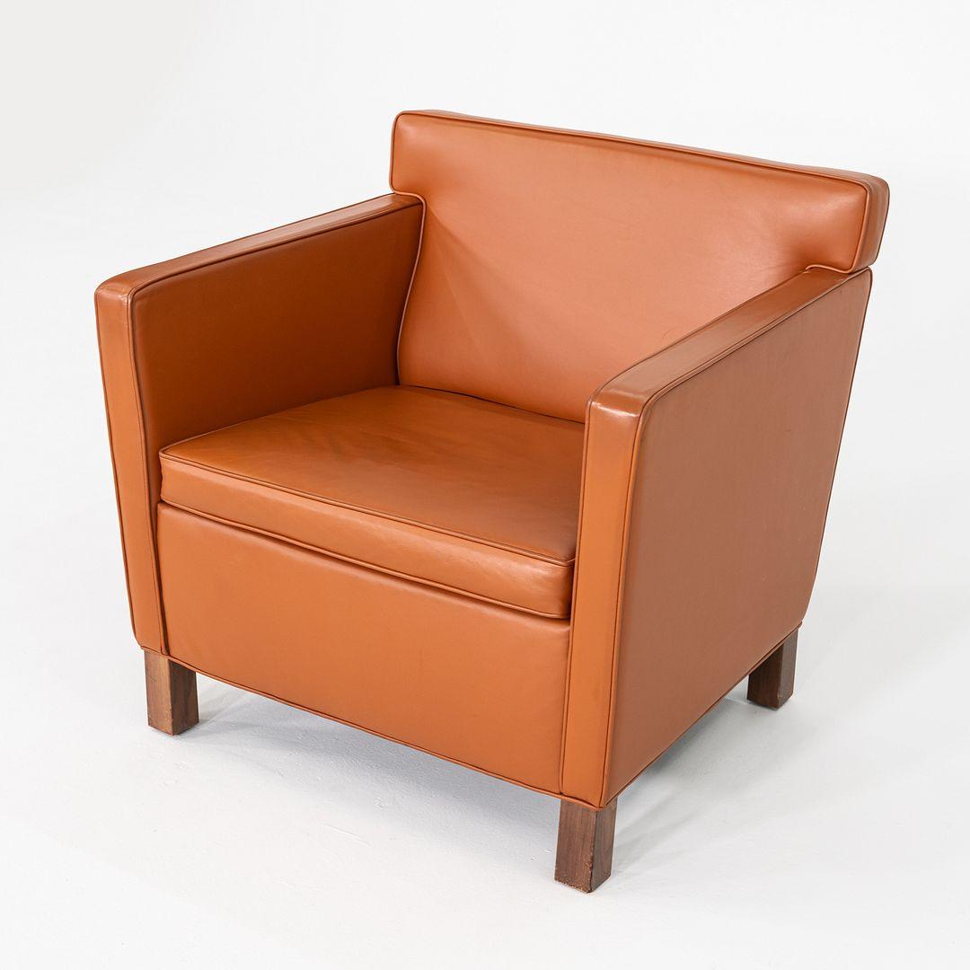 Dies ist ein Krefelder Clubsessel, der 1927 von Ludwig Mies van der Rohe entworfen wurde. Dieses Exemplar wurde in den 2010er Jahren von Knoll hergestellt. Der mit cognacfarbenem Leder gepolsterte Stuhl unterstreicht die für Mies typische klare Form