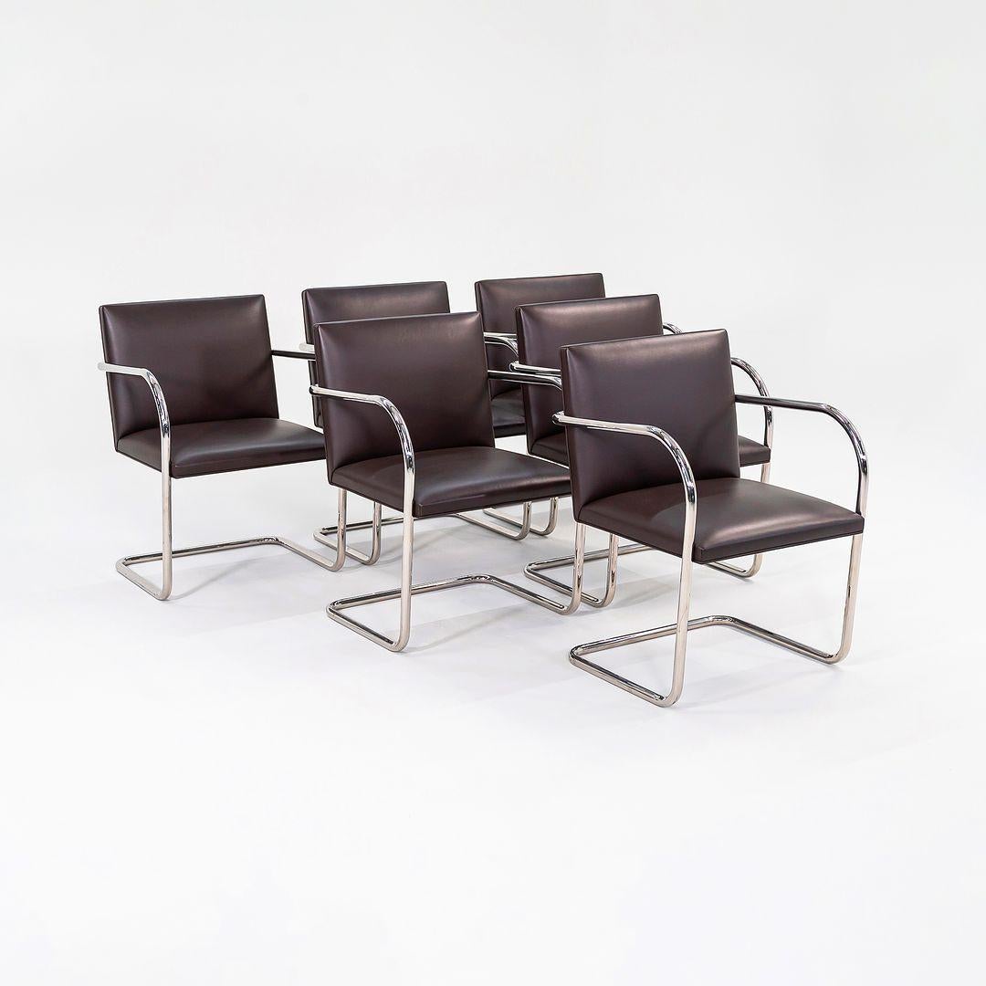 Il s'agit d'un fauteuil en acier tubulaire de Brno, modèle 245, conçu à l'origine par Mies van der Rohe en 1930. Le prix indiqué comprend une chaise, mais nous avons plusieurs chaises disponibles à l'achat. Ces chaises ont été produites par Knoll