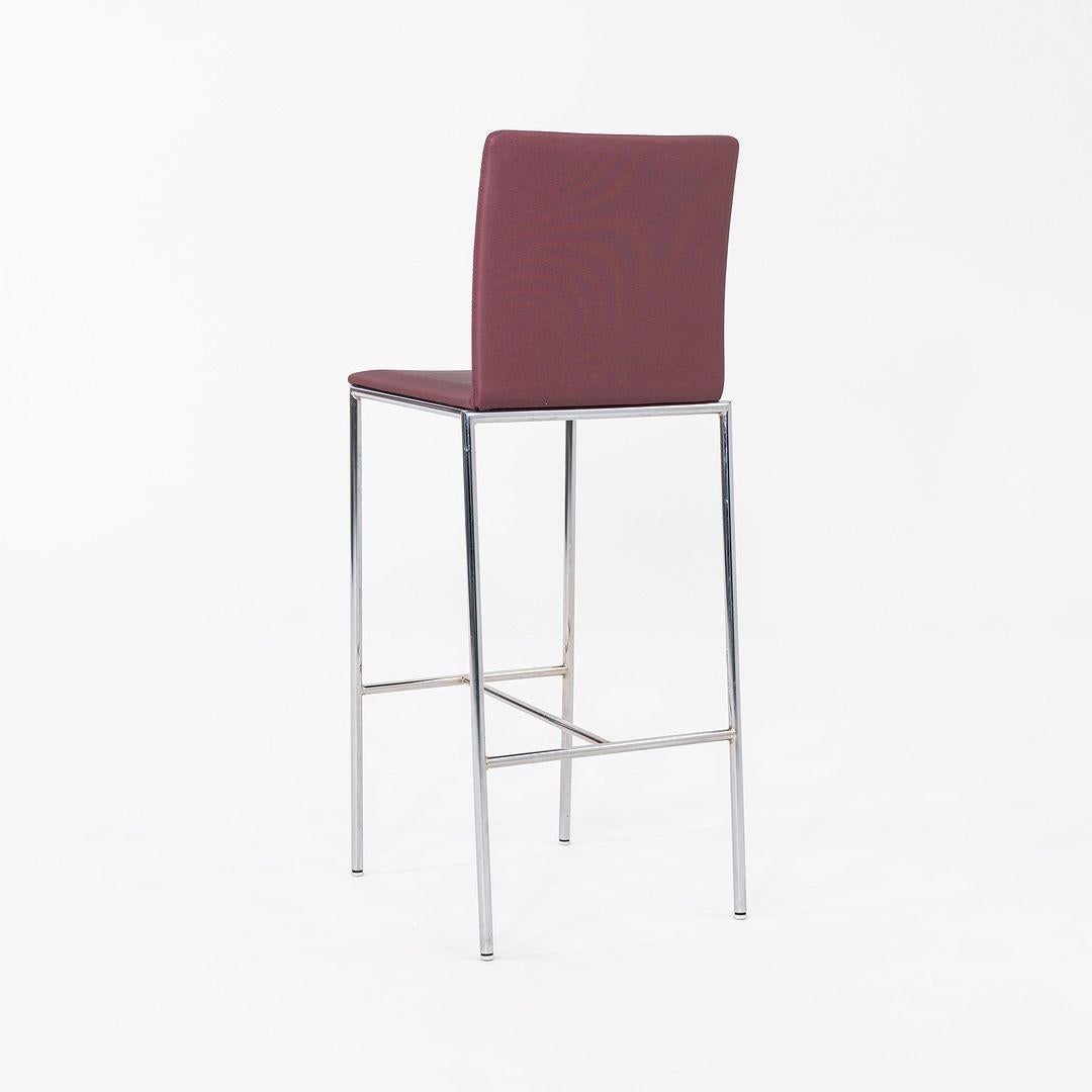Este es un taburete de bar MilanoLight, diseñado originalmente por Wolfgang C. R. Mezger para David Muebles. Estos ejemplares en concreto se fabricaron en la década de 2010. Los taburetes se componen de un armazón de acero y un asiento de