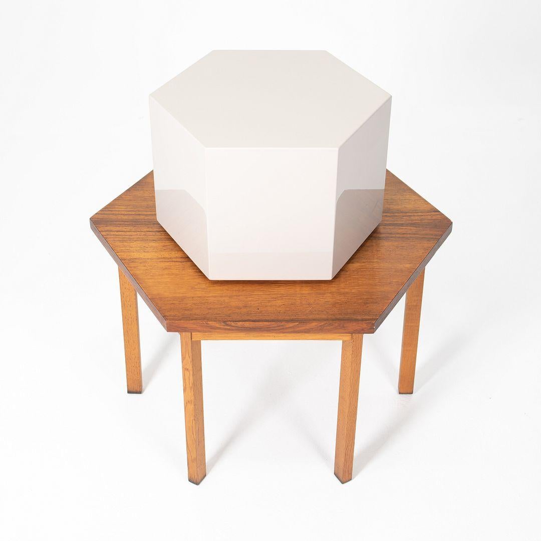 Il s'agit d'une table d'appoint Aeron, conçue par Rodolfo Dordoni pour Minotti en 2016. La pièce a été fabriquée en Italie. De forme hexagonale, il présente une finition extérieure en sable laqué brillant. Il est composé de MDF avec pliage en