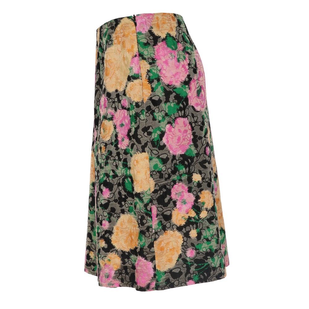 Miu Miu silk blend skirt with floral pattern. Side zip closure, decorative fulls and knee length. 

Years: 2010’s

Made in Italy

Size: 40 IT

Flat measurements
Height: 55 cm
Waist: 35 cm