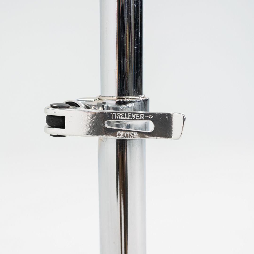 2010s Pair of Chromed Steel and Glass Adjustable Side Tables en vente 5