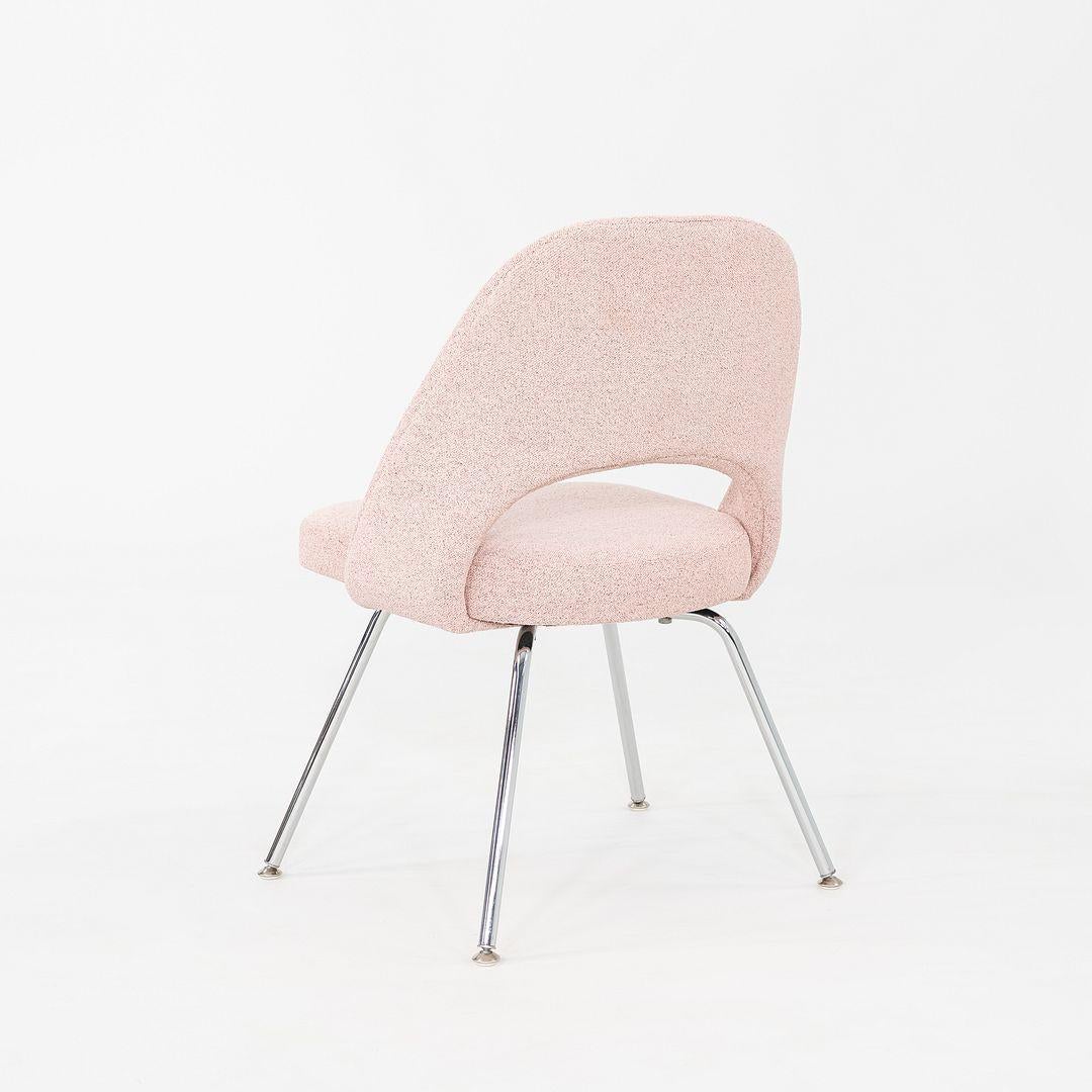 Il s'agit d'une paire de chaises d'appoint Saarinen, conçues à l'origine par Eero Saarinen en 1957. Ces exemples particuliers ont été produits par Knoll aux États-Unis dans les années 2010. Les chaises sont dotées d'une assise rembourrée en tissu
