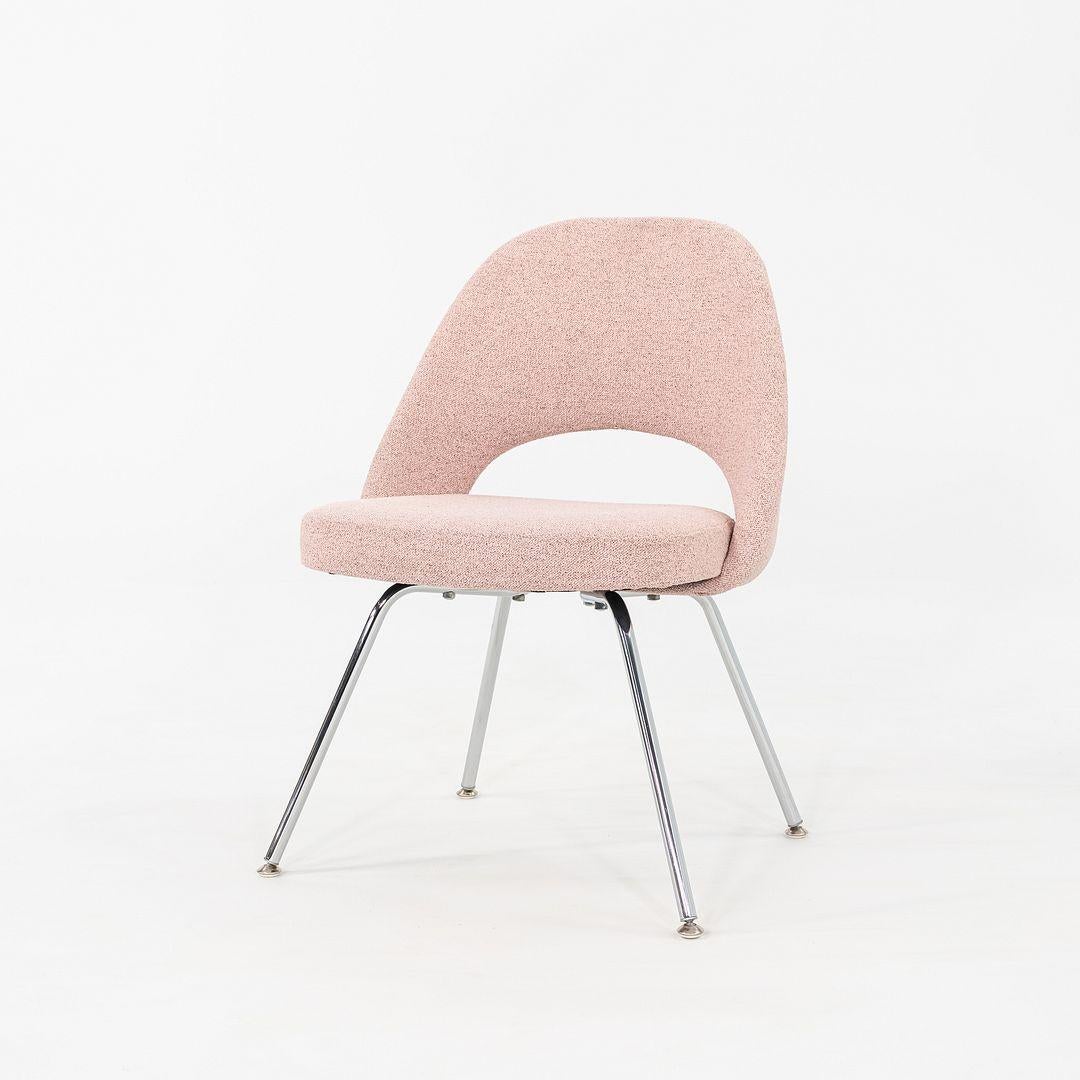 Américain 2010s Paire de chaises de salle à manger sans bras en tissu Eero Saarinen pour Knoll en vente