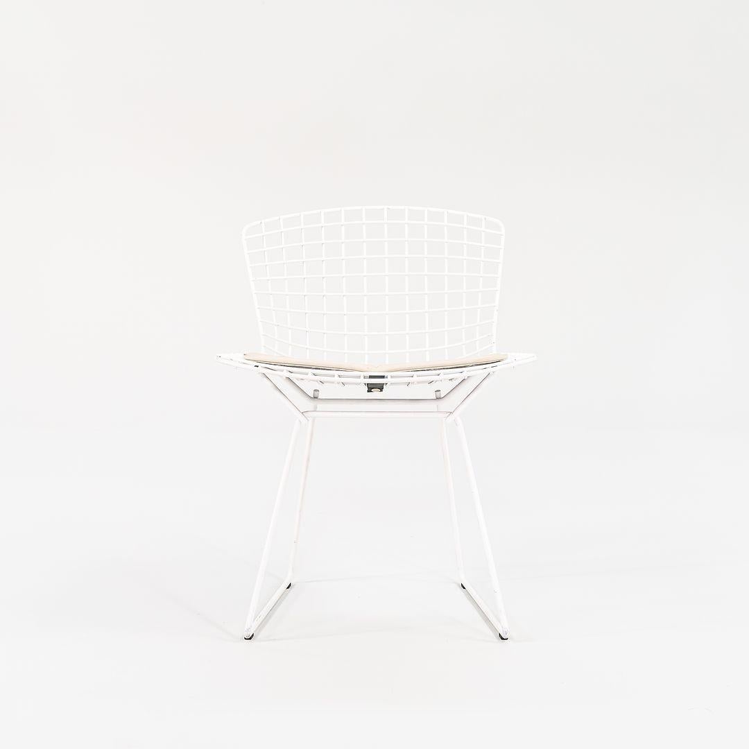 2010s Paire de chaises d'appoint Harry Bertoia pour Knoll en blanc Modèle 420c en vente 3