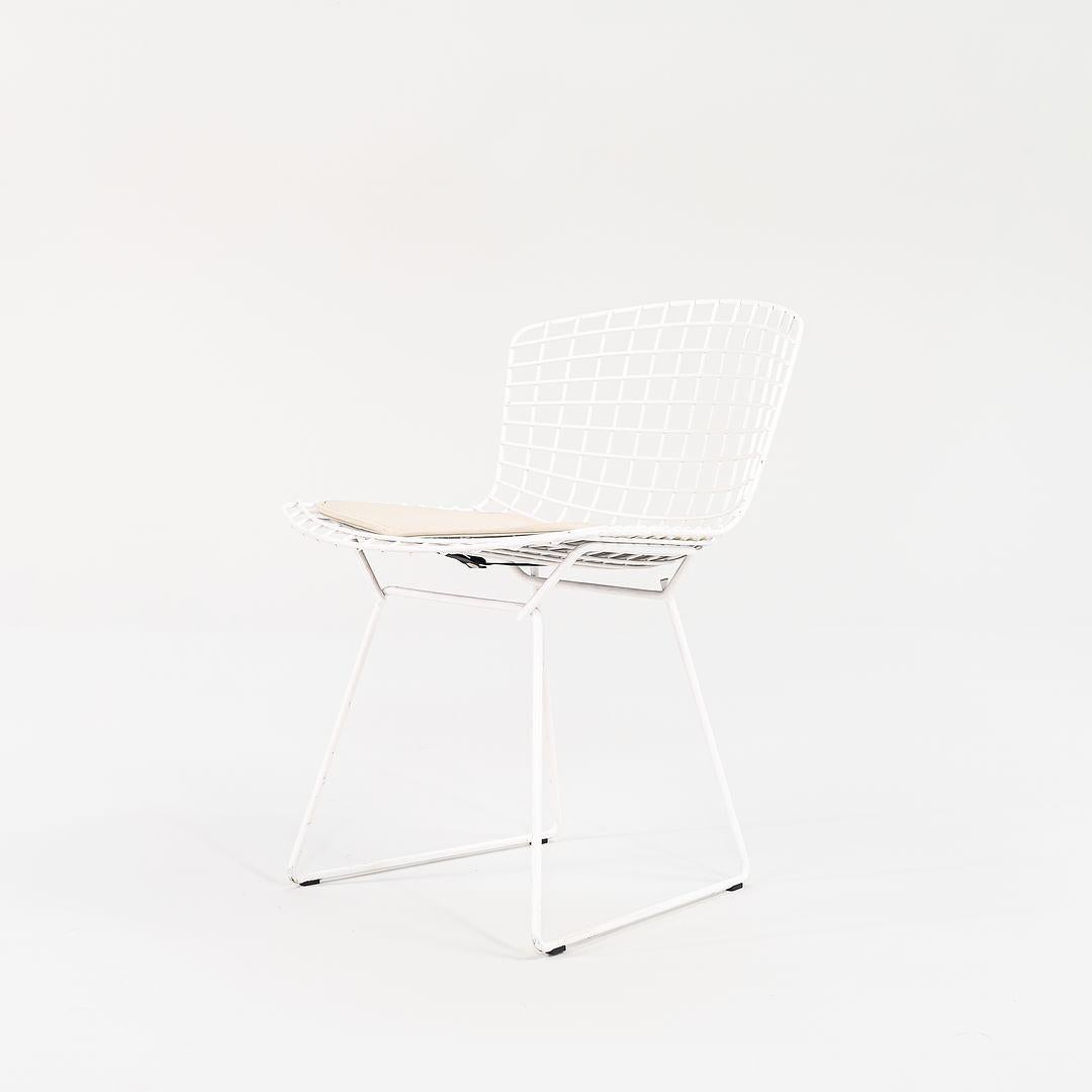 2010s Paire de chaises d'appoint Harry Bertoia pour Knoll en blanc Modèle 420c en vente 4