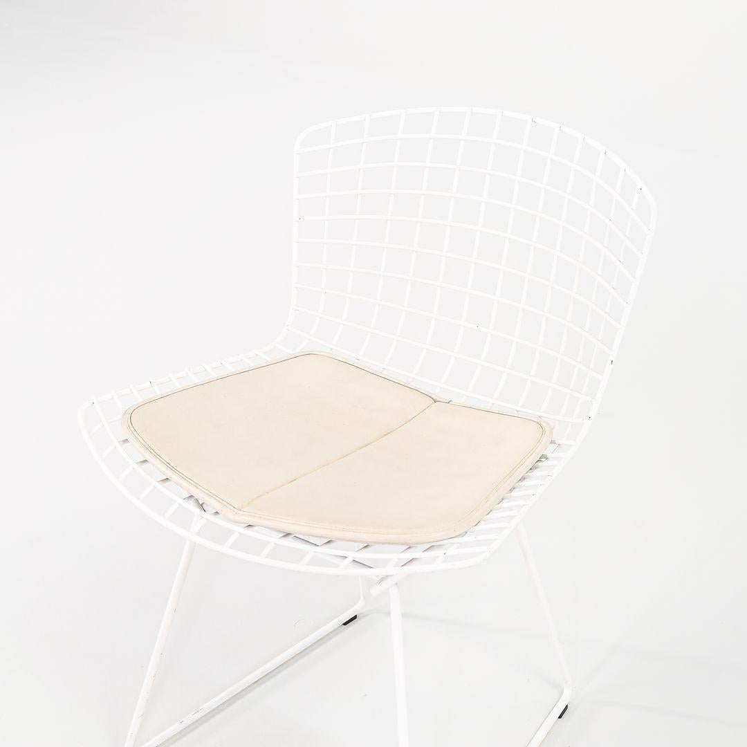 Il s'agit d'une paire de chaises d'appoint Bertoia classiques, modèle 420, conçues à l'origine en 1952 par Harry Bertoia pour Knoll International. Ces exemples particuliers datent du milieu des années 2010, et le prix indiqué comprend la paire. Leur