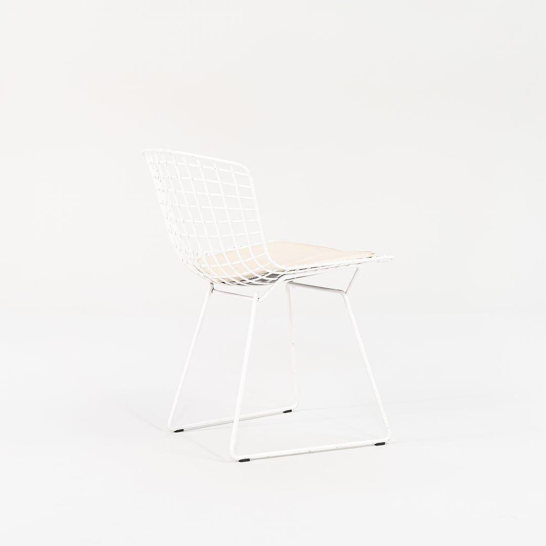 Américain 2010s Paire de chaises d'appoint Harry Bertoia pour Knoll en blanc Modèle 420c en vente