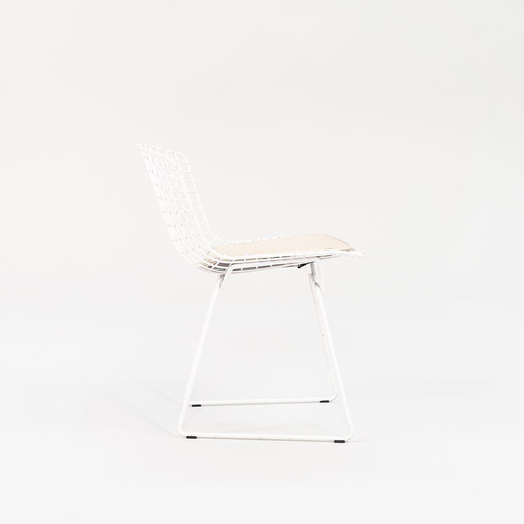 2010s Paire de chaises d'appoint Harry Bertoia pour Knoll en blanc Modèle 420c Bon état - En vente à Philadelphia, PA