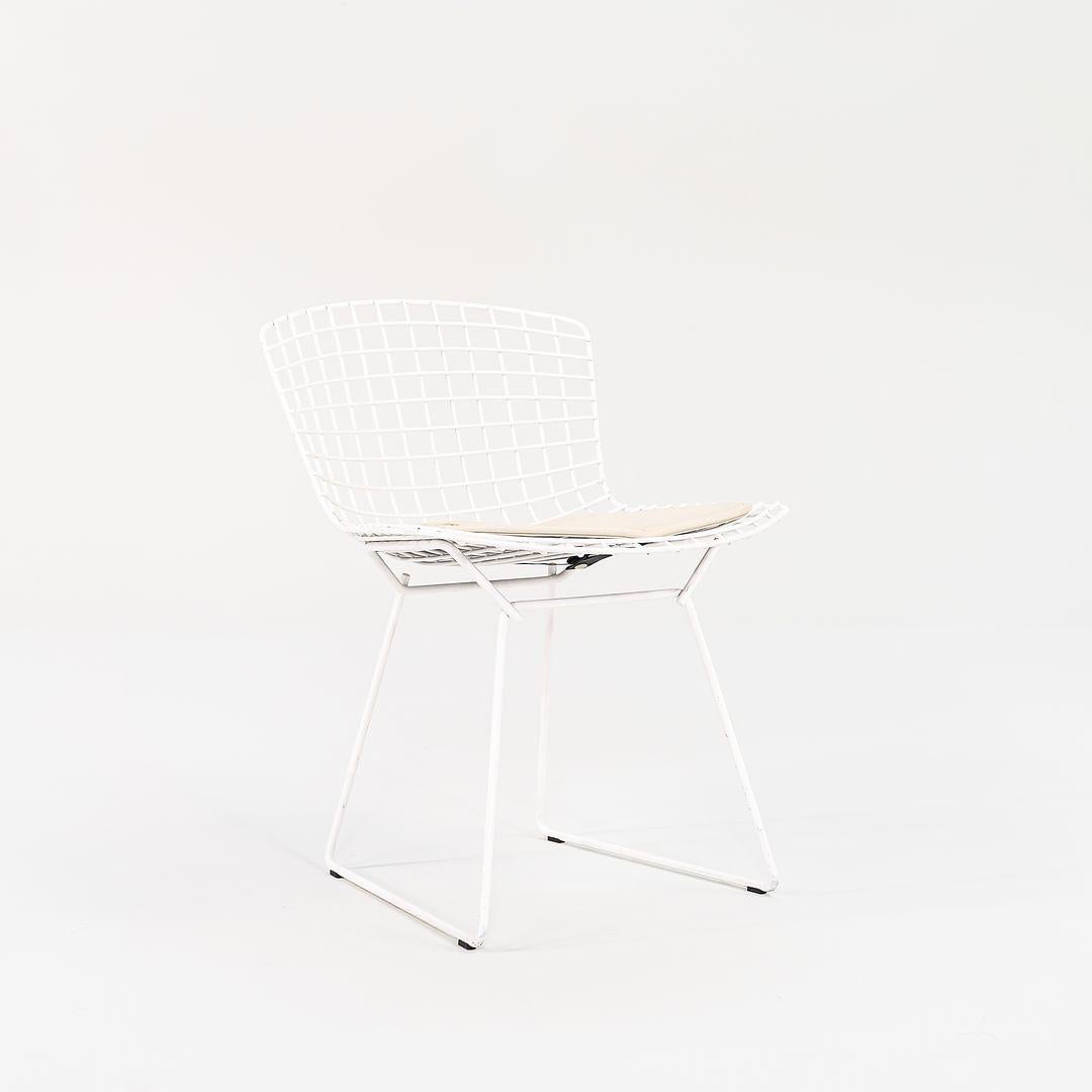 Acier 2010s Paire de chaises d'appoint Harry Bertoia pour Knoll en blanc Modèle 420c en vente