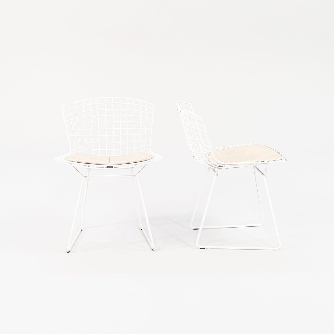 2010s Paire de chaises d'appoint Harry Bertoia pour Knoll en blanc Modèle 420c en vente 1